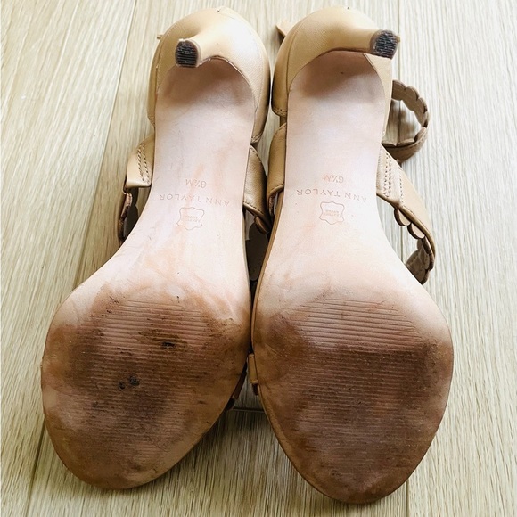 Ann Taylor Raina Beige Scalloped Multi Strap Leather Heeled Sandals Size 6.5 - Picture 2 of 3